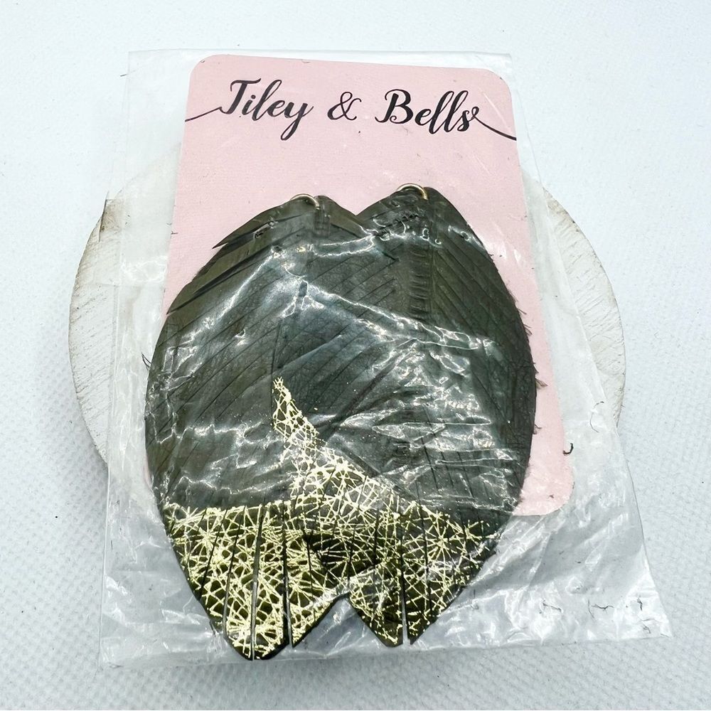 🍭6/$30 New Tiley and Bells Olive Green Gold Feather Earring with Metallic Design